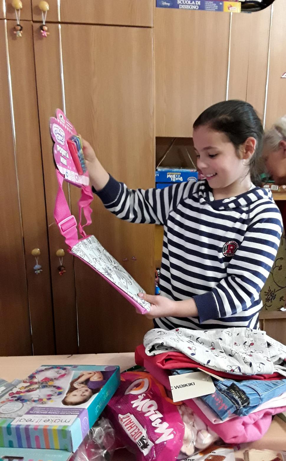 Prin campania „Schimbă o viață”, 542 de beneficiari din București și din 20 de județe ale țării  au primit „Bucurie la cutie” de Paști 591701