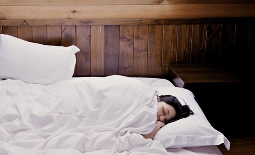 Iată cum să te odihnești mai mult în timpul nopții. Urmează acești pași simplii