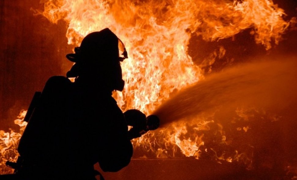 Incendiu violent în Râmnicu Vâlcea, după ce un depozit de materiale de construcţii a luat foc