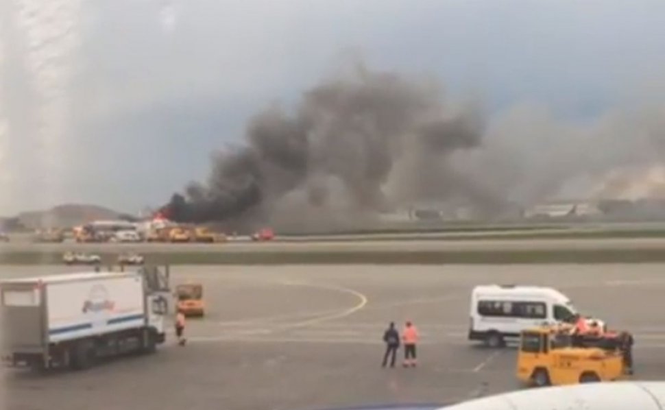 Tragedie în Rusia! Un avion a luat foc pe principalul aeroport din Moscova. Cel puțin 13 oameni au murit