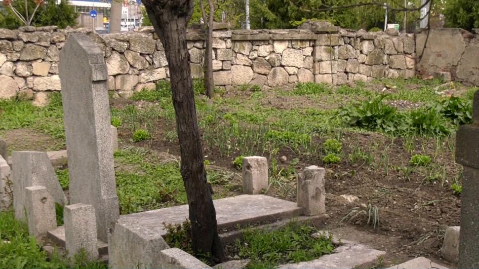 A intrat într-un cimitir din Buzău să aprindă o lumânare și i s-au înmuiat picioarele când a văzut ce se afla printre morminte. „Este ireal așa ceva” (FOTO+VIDEO) 592191