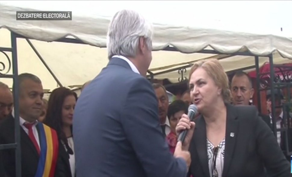 Bătaie pe microfon în campania electorală: senatoarea PNL Carmen Hărău i-a luat microfonul lui Eugen Teodorovici