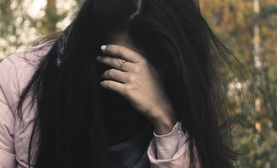 Caz șocant în Iași. O fată de 20 de ani a fost sechestrată, abuzată și tăiată cu drujba de către iubitul ei