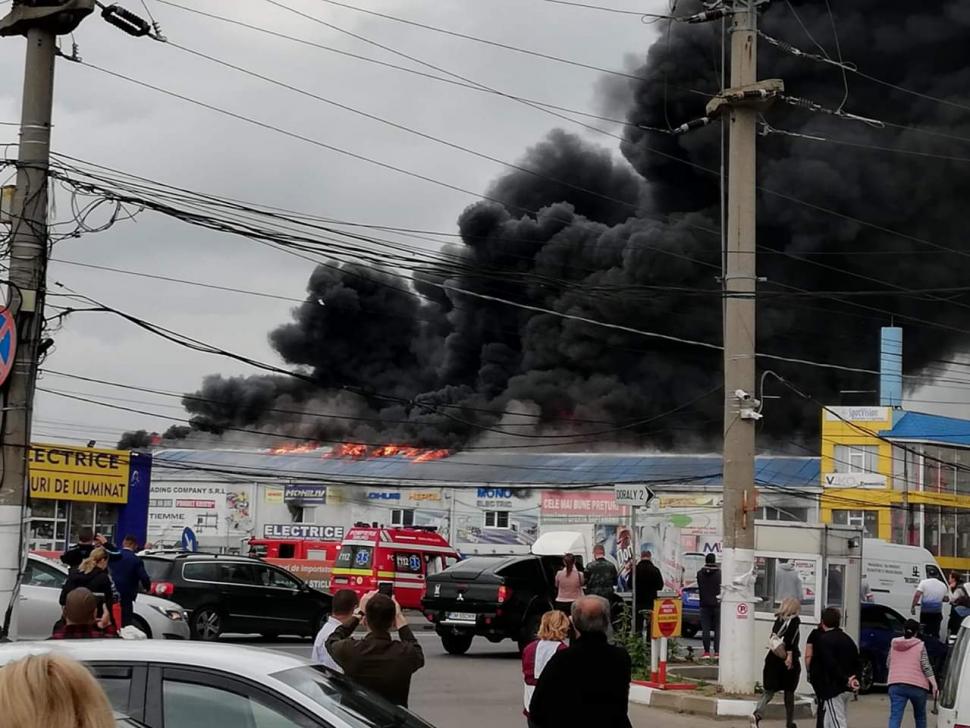 Incendiu uriaș la un centru comercial din Afumați. Circulația este restricționată - VIDEO 592158