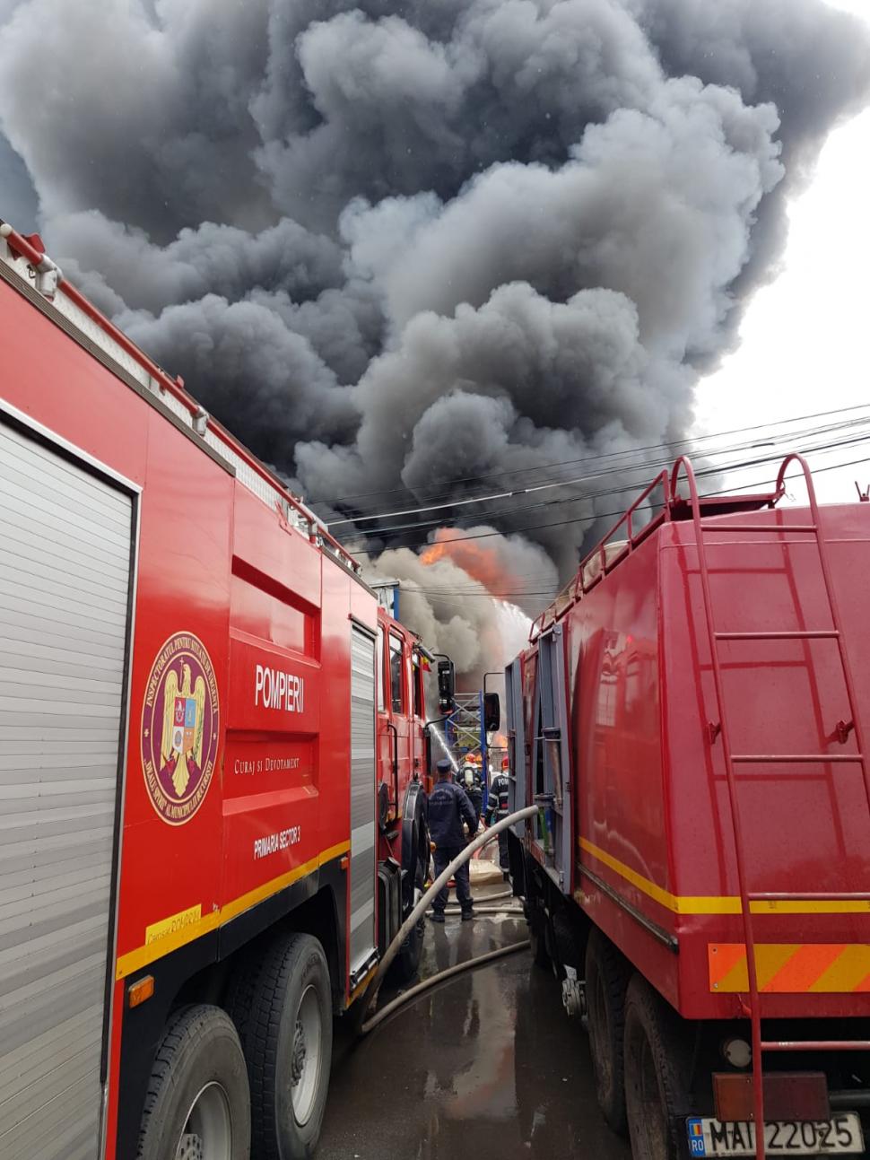 Incendiu uriaș la un centru comercial din Afumați. Circulația este restricționată - VIDEO 592172