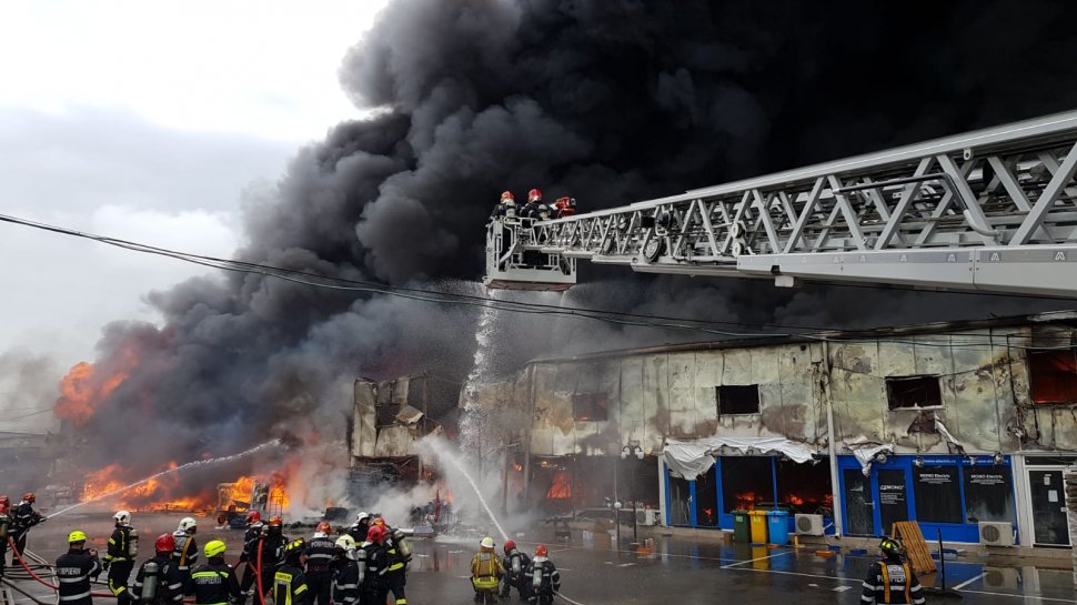 Incendiu uriaș la un centru comercial din Afumați. Circulația este restricționată - VIDEO