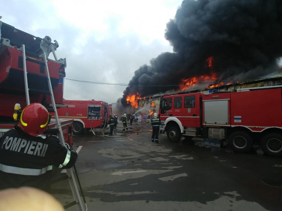 Incendiu uriaș la un centru comercial din Afumați. Circulația este restricționată - VIDEO 592175