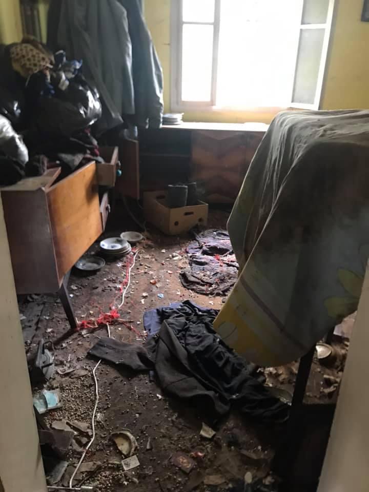 Vecinii erau îngrijorați că femeia nu mai dădea niciun semn de viață, așa că au chemat poliția. Oamenii legii au ajuns la fața locului și au găsit-o într-o stare inimaginabilă, cu 17 câini. Nu crezi până nu vezi cu ochii tăi 592131