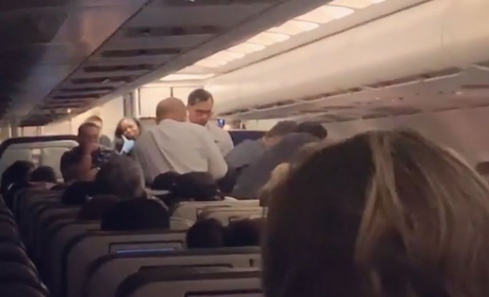 I-a amenințat pe toți pasagerii dintr-un avion și pe însoțitorii de zbor că îi va ucide. Ce a pățit tânărul după ce a creat panică în timpul călătoriei
