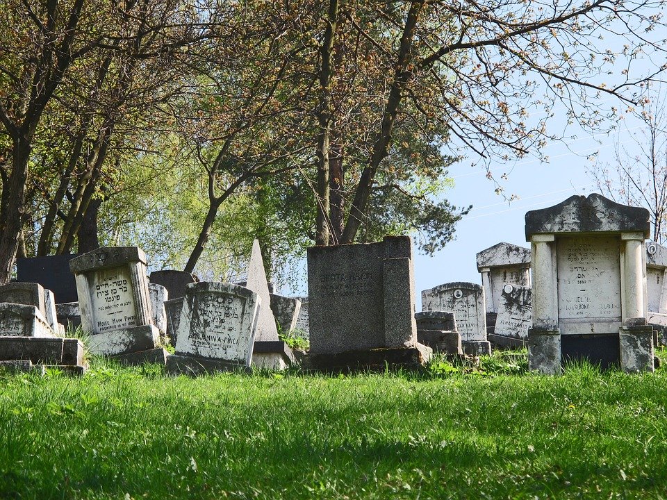 Se plimba printr-un cimitir din Buzău, când a văzut ceva ieșit din pământ. A crezut că nu vede bine, dar nu, era adevărat! VIDEO