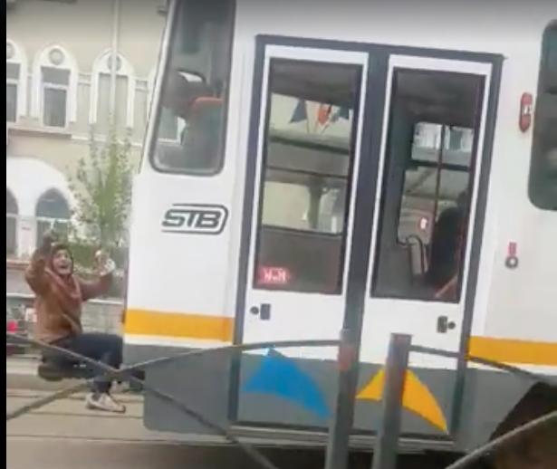 Alex se afla în traficul din București, când a văzut ceva de-a dreptul șocant la tramvaiul de lângă. A scos telefonul și a înregistrat totul. Personajul principal râdea fără nicio jenă (FOTO+VIDEO) 592862