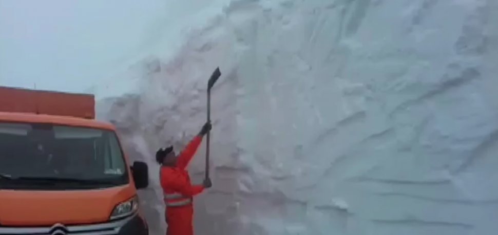 Imagini incredibile în luna mai! Zăpadă de doi metri pe Transalpina