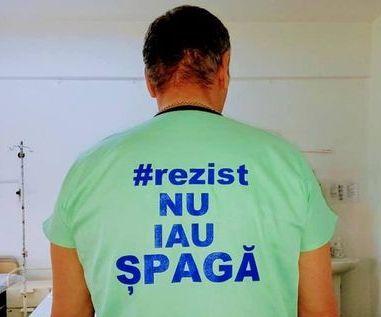 Ce a scris un medic din Craiova pe uniforma din sala de operație 593132