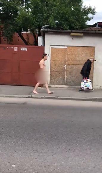 Era în mașină și ajunsese în cartierul Ferentari din București, când a văzut ceva de-a dreptul straniu pe trotuar. A scos imediat telefonul. „Doamne, e gol-pușcă în plină zi!” (FOTO) 592996