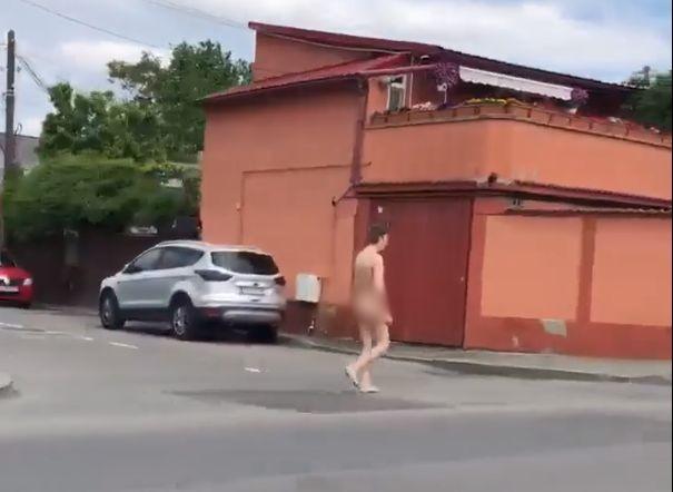 Era în mașină și ajunsese în cartierul Ferentari din București, când a văzut ceva de-a dreptul straniu pe trotuar. A scos imediat telefonul. „Doamne, e gol-pușcă în plină zi!” (FOTO) 592998