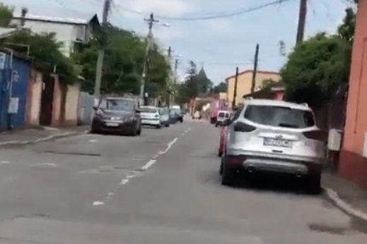 Era în mașină și ajunsese în cartierul Ferentari din București, când a văzut ceva de-a dreptul straniu pe trotuar. A scos imediat telefonul. „Doamne, e gol-pușcă în plină zi!” (FOTO)