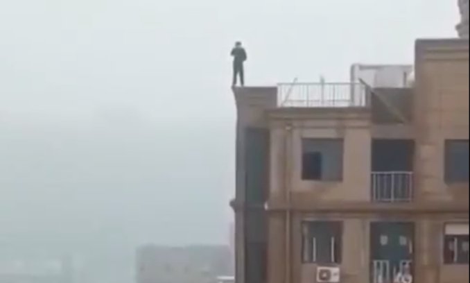 Imagini înfiorătoare! Un bărbat s-a urcat pe o clădire să își facă un selfie și a căzut în gol. Totul a fost surprins de o cameră (VIDEO ȘOCANT)