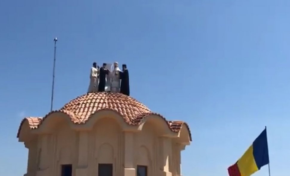 ÎPS Teodosie s-a urcat pe turla unei biserici pentru a sfinți crucile - VIDEO 