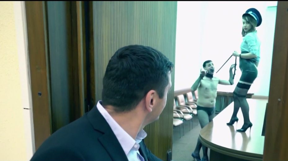 Situaţie halucinantă la Primăria Iaşi. Scene sado-maso în clipul unui candidat la europarlamentare - VIDEO