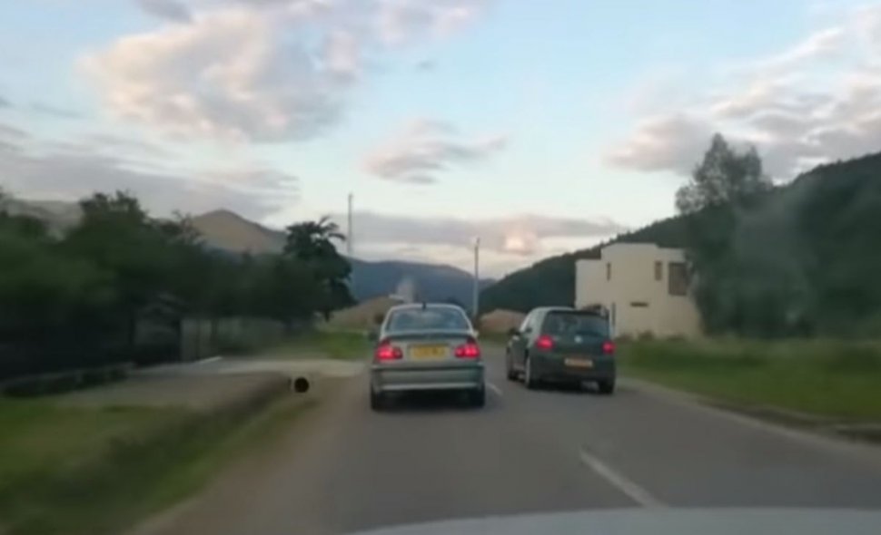 Urmărire ca-n filme la Suceava: Mașina polițiștilor a fost blocată de complicii unui contrabandist - VIDEO