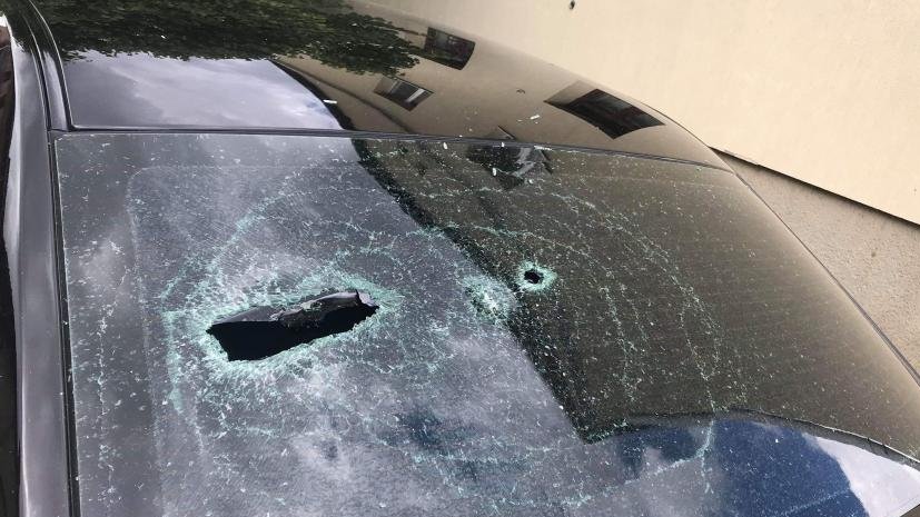 Mașina unui cunoscut jurnalist de investigații, vandalizată într-o parcare