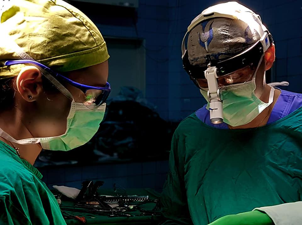 Medicii de la Spitalul Universitar din București au intrat în operație. Când au văzut cine era pe masă, au rămas surprinși. "Practic îi ieșise plâmânul afară!" 592826