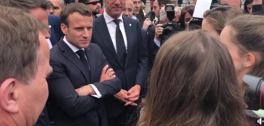 Trei tinere s-au apropiat la Sibiu de președintele Franței, Emmanuel Macron. Ce au făcut în secunda următoare vede acum toată lumea VIDEO