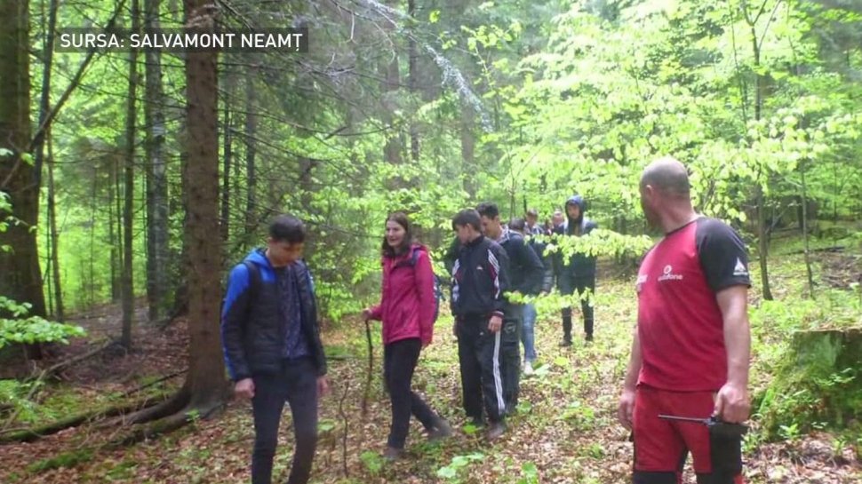 Alertă în Neamț. Zeci de copii blocați pe munte au fost salvați după ce s-au aventurat pe un traseu afectat de ploi