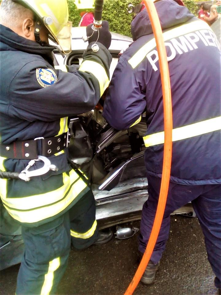 Nicu și Cornel abia opriseră în stația de carburanți pentru a alimenta rezervorul autospecialei când au auzit o izbitură puternică. A urmat ceva de-a dreptul eroic FOTO 593344