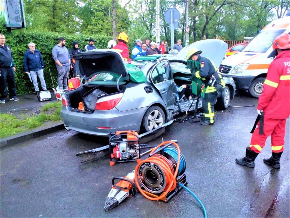 Nicu și Cornel abia opriseră în stația de carburanți pentru a alimenta rezervorul autospecialei când au auzit o izbitură puternică. A urmat ceva de-a dreptul eroic FOTO 593345