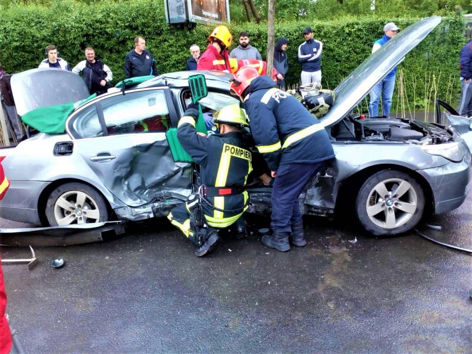 Nicu și Cornel abia opriseră în stația de carburanți pentru a alimenta rezervorul autospecialei când au auzit o izbitură puternică. A urmat ceva de-a dreptul eroic FOTO 593346