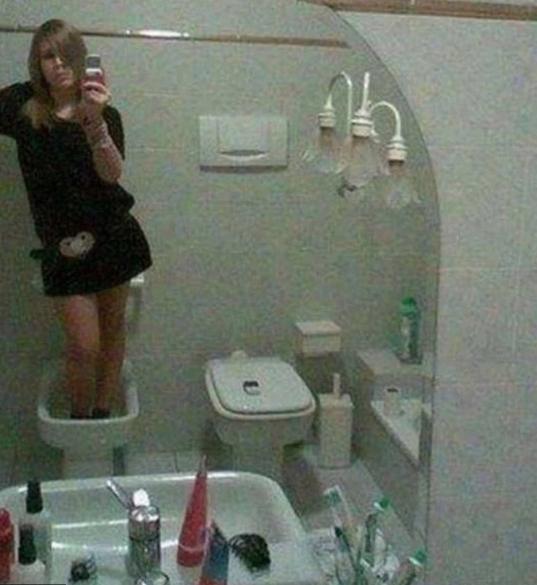 A vrut să facă selfie-ul perfect, dar a ratat un detaliu rușinos. Acum tot internetul râde de ea (FOTO) 593532