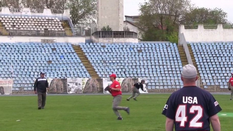 Soldaţii americani de la Mihail Kogălniceanu au jucat baseball cu o echipă românească - VIDEO