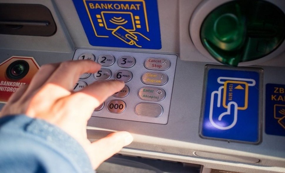 Un bărbat din Sibiu a furat banii uitaţi de o femeie într-un bancomat. Poliția se află pe urmele sale (FOTO)