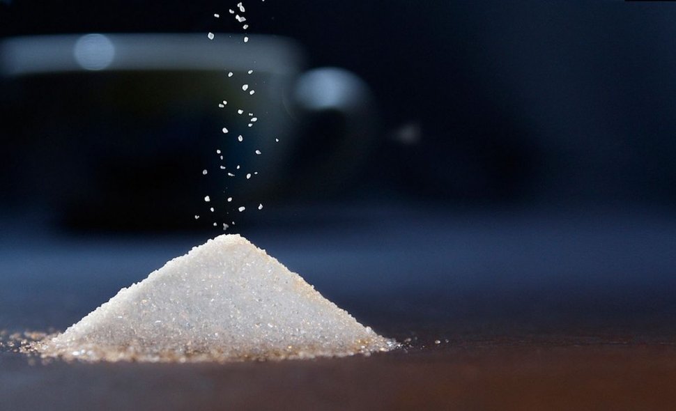 Câțiva tineri au furat trei tone de zahăr. Modalitatea creativă prin care aceștia voiau să-l transporte