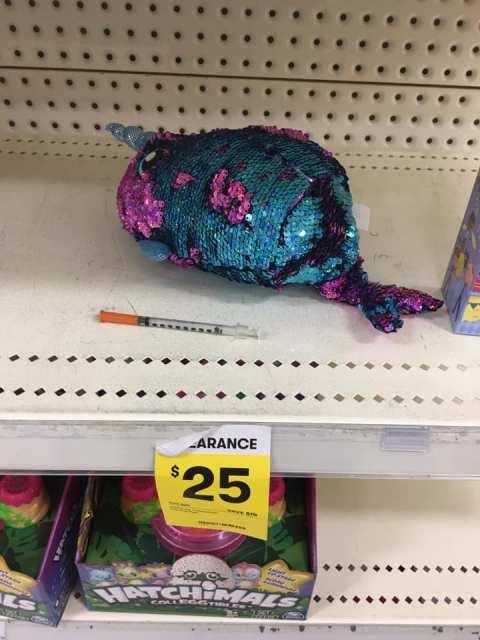 Fiica sa își alesese o jucărie din supermarket, când tatăl a făcut o descoperire de-a dreptul șocantă. „Cum este posibil așa ceva?” (FOTO) 593733