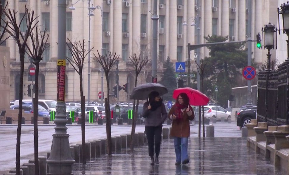 VREMEA. Prognoză specială pentru București. Ploi torențiale și vijelii, până vineri