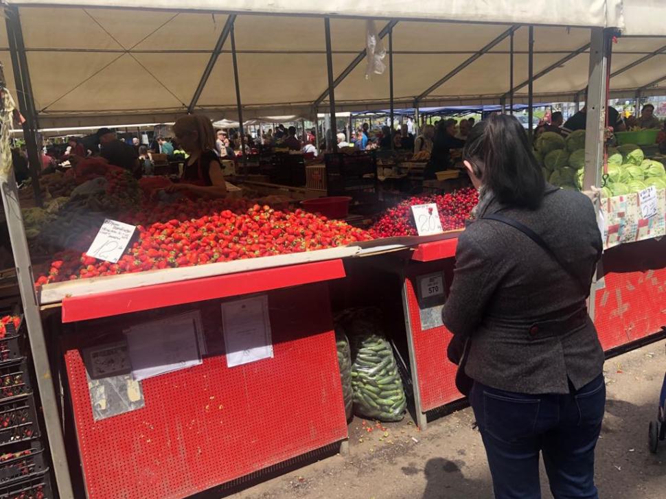 Alexandra a intrat într-un supermarket și a văzut cireșe pe un raft. Când s-a uitat cât costă, mai să leșine: Mai bine mai rabd sau iau niște portocale! FOTO 593318