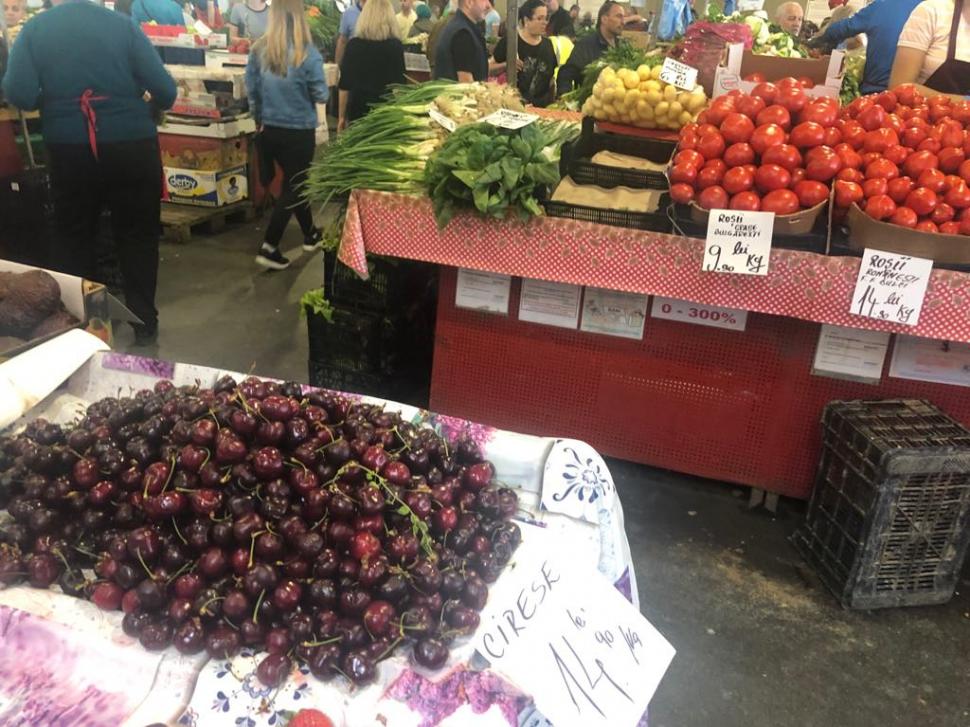 Alexandra a intrat într-un supermarket și a văzut cireșe pe un raft. Când s-a uitat cât costă, mai să leșine: Mai bine mai rabd sau iau niște portocale! FOTO 593319