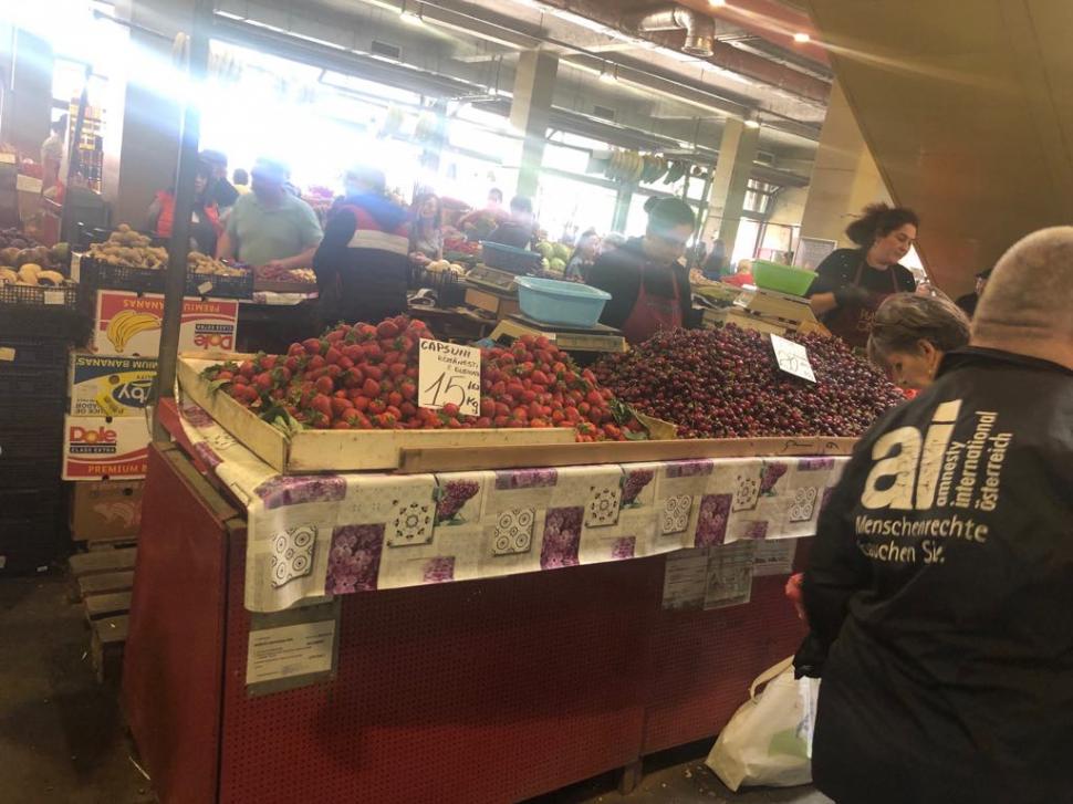 Alexandra a intrat într-un supermarket și a văzut cireșe pe un raft. Când s-a uitat cât costă, mai să leșine: Mai bine mai rabd sau iau niște portocale! FOTO 593320