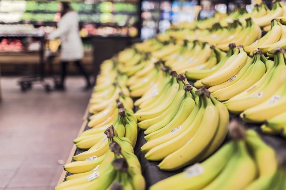 Angajații unui mare lanț de magazine au deschis cutia de banane pentru a așeza fructele la raft. La scurt timp, ceva a început să iasă din interior. Este uimitor ce au descoperit înăuntru (FOTO)