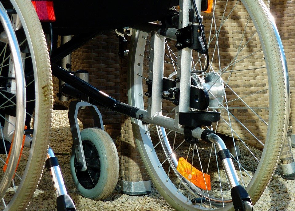 Atac îngrozitor a cărui victimă a fost un bărbat cu handicap, aflat în scaun cu rotile. A fost înjunghiat de 11 ori cu un cuțit și lăsat să se zbată între viață și moarte