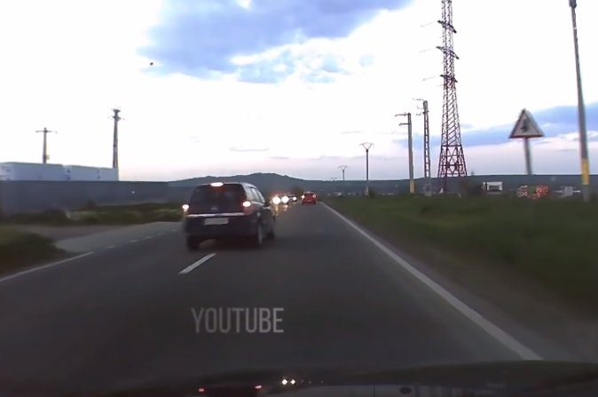VIDEO. Depășire inconștientă pe un drum din România! O secundă a lipsit ca toată lumea să se facă praf!