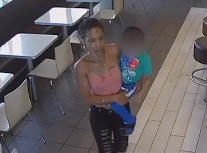 Femeia a intrat în restaurant și s-a dus direct către băiețel. L-a luat în brațe și dădea să iasă, când ceva cu totul neașteptat s-a întâmplat 594118