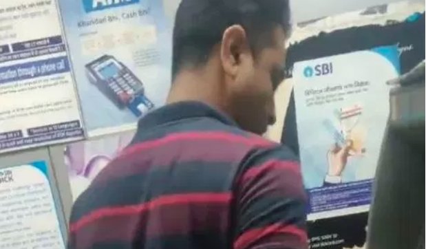 Își aniversase ziua de naștere și voia să-și scoată bani de taxi de la un ATM, când a văzut un bărbat care se comporta ciudat. A încremenit când a văzut ce făcea. A scos telefonul și l-a filmat (FOTO) 