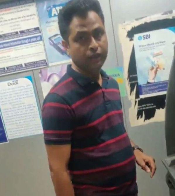 Își aniversase ziua de naștere și voia să-și scoată bani de taxi de la un ATM, când a văzut un bărbat care se comporta ciudat. A încremenit când a văzut ce făcea. A scos telefonul și l-a filmat (FOTO)  593987