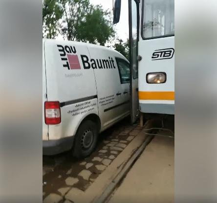 Alexandru era în tramvaiul 36 din București, când a văzut că acesta s-a oprit. S-a dat jos din tramvai și a înțeles totul. "Acum toți probabil au hernii sau au peste 80 ani , si nu pot ridica..." 594259