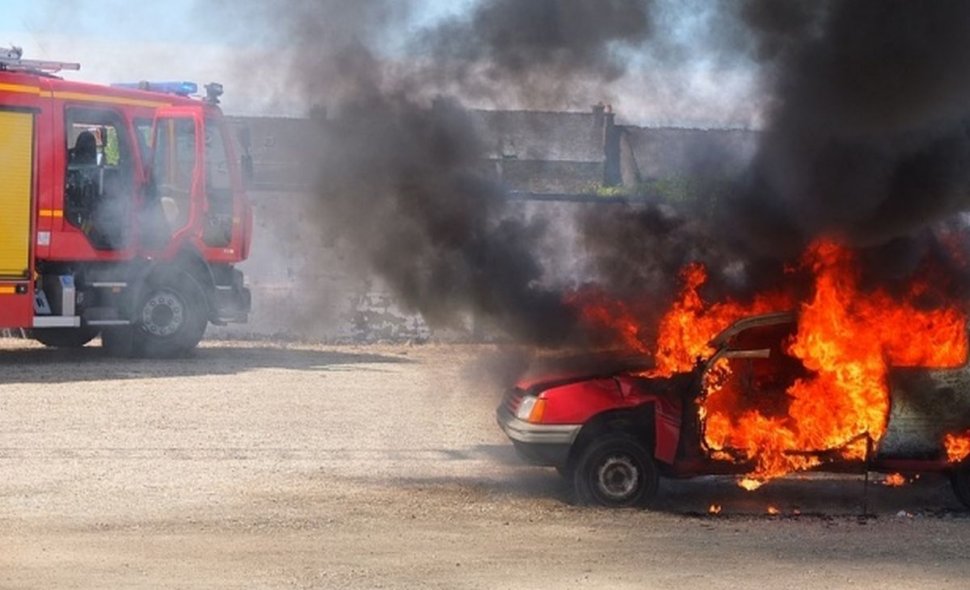 Anchetă în Curtea de Argeş după ce persoane necunoscute au incendiat mai multe maşini. Trei au ars în întregime!