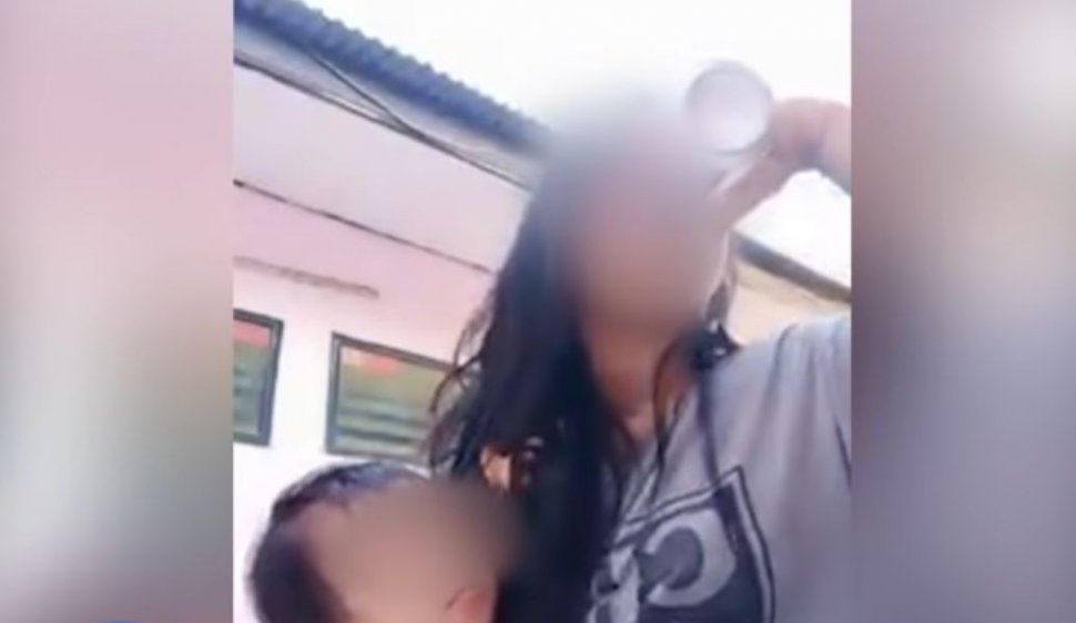 O femeie s-a filmat în timp ce îi făcea ceva cumplit bebelușului ei. „Ce fel de mamă ești?” (VIDEO)