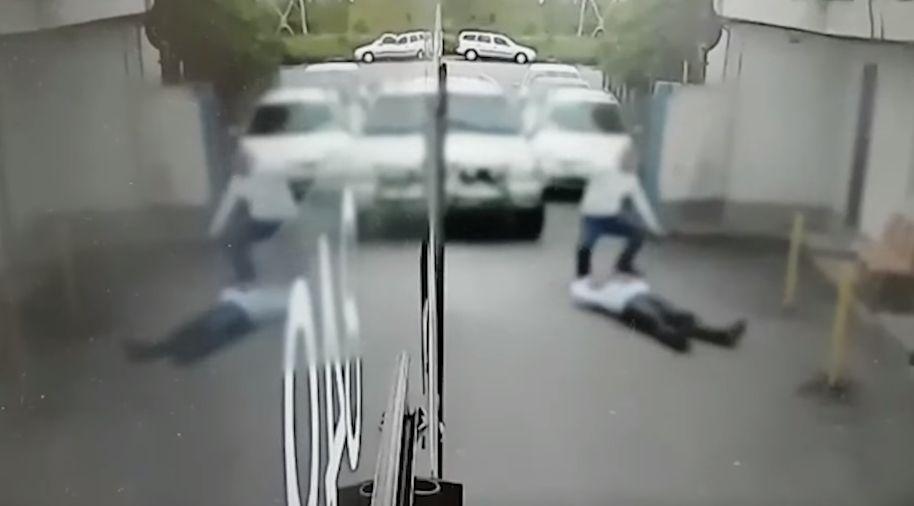Un șofer de autobuz din Brașov i-a tăiat calea în trafic unui alt conducător auto. Acesta l-a urmărit până la garaj. Este înfiorător ce a urmat. Totul a fost surprins de o cameră de supravegere (VIDEO) 